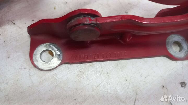 Петля капота левая Skoda Octavia A5