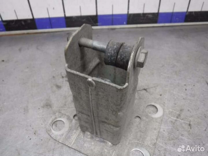 Кронштейн усилителя бампера передний левый Renault