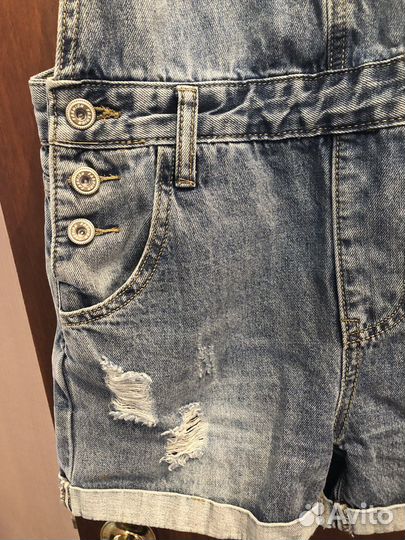 Джинсовые шорты-комбинезон