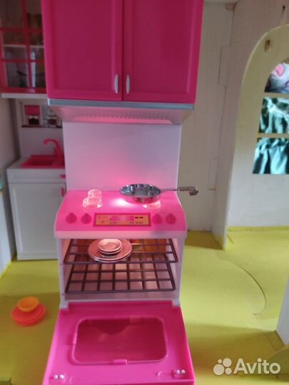 Большой кукольный домик с мебелью