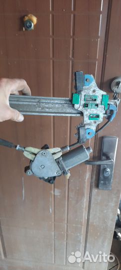 Стекло подъёмники на таёта авенсис 1998.г