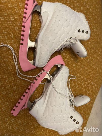 Коньки на девочку