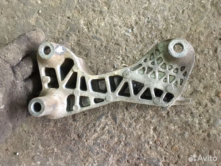 Chevrolet cruze Кронштейн