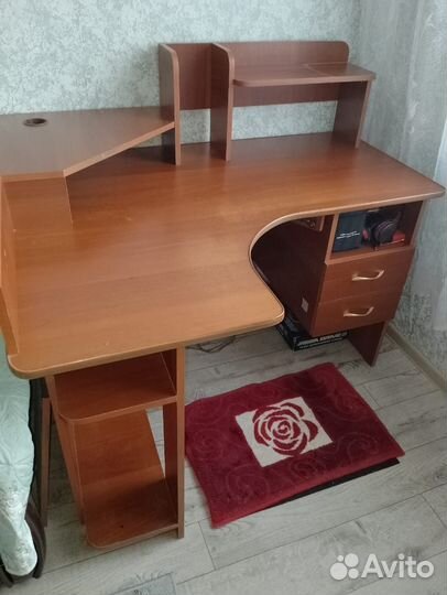 Компьютерный стол в хорошем состоянии