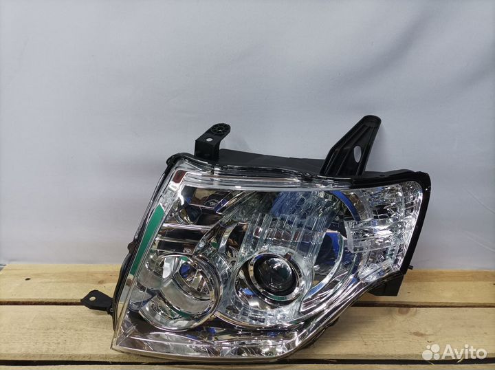 Фара левая Mitsubishi Pajero 4 2006