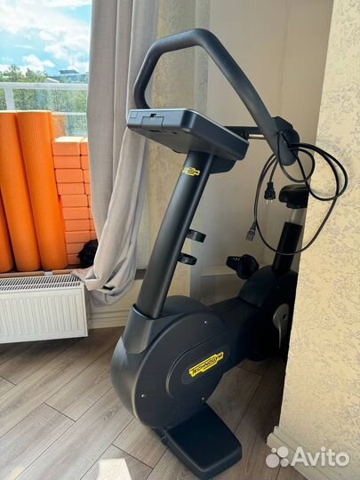 Велотренажер technogym
