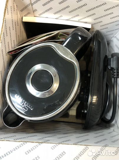 Чайник электрический на подиуме