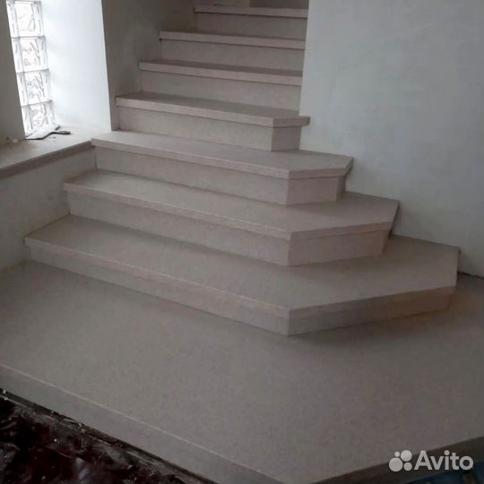 Лестница из кварцевого агломерата