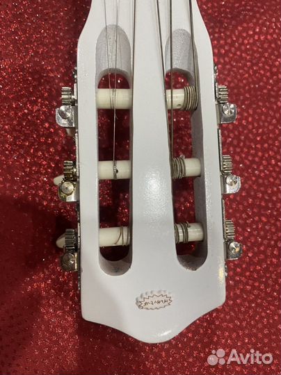 Гитара шикарная белая