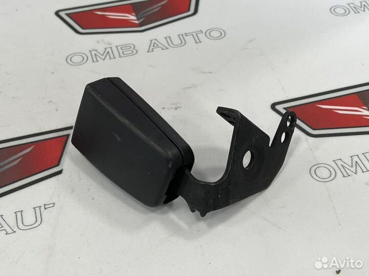 Ответная часть ремня задняя левая Мерседес W204