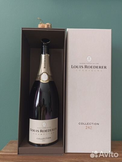 Пустая бутылка из под шампанского с пробкой