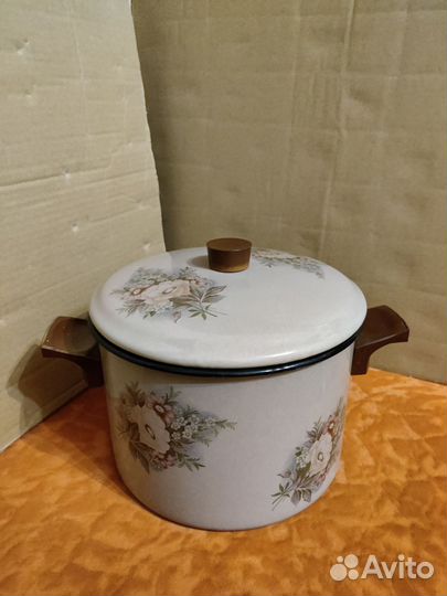 Эмалированные кастрюля и ковшик