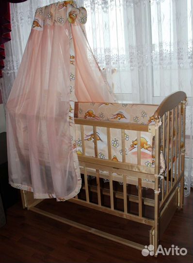 Детская кроватка с маятником