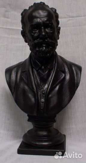 Бюст Пушкина.Гипс, высота 40 см