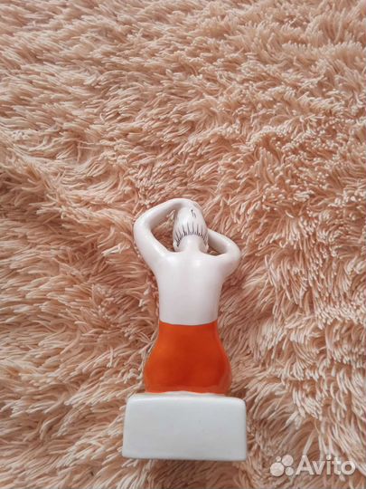 Статуэтка девушка с зеркалом