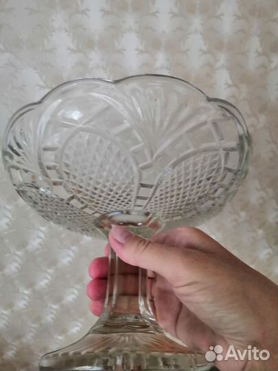 Ваза для фруктов на ножке