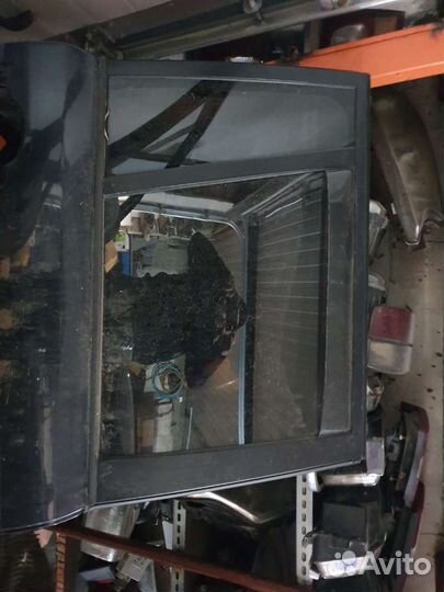 Заднее стекло двери на ренж ровер вог 3