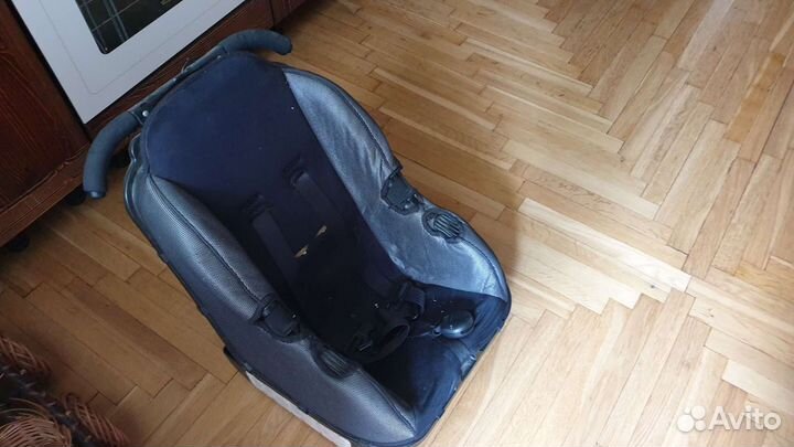 Детское авто-кресло коляска