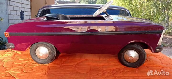 Детский педальный москвич