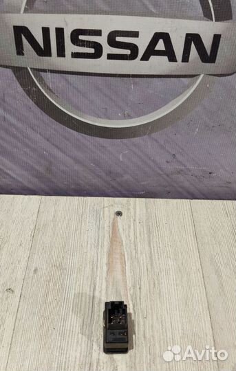 Кнопка подогрева сиденья Nissan almera N16