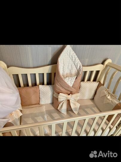 Детская кроватка с универсальным маятником