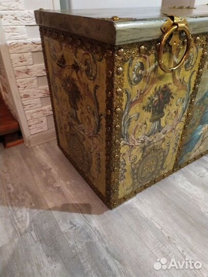 Стол журнальный комод сундук павлин