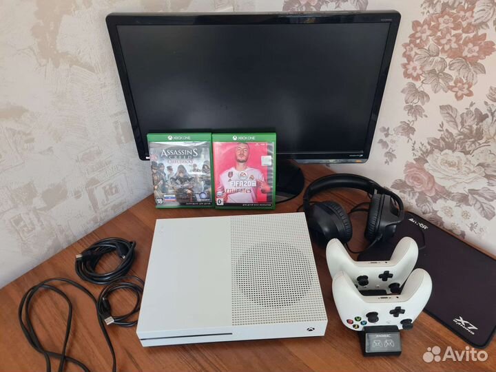 Xbox one s 500 gb + зарядная станция + наушники
