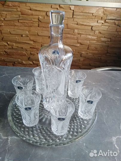 Хрустальный графин со стопками 