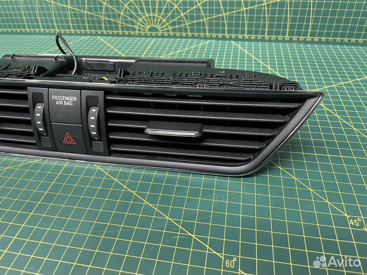 Дефелктор (центральный) Skoda Superb 3