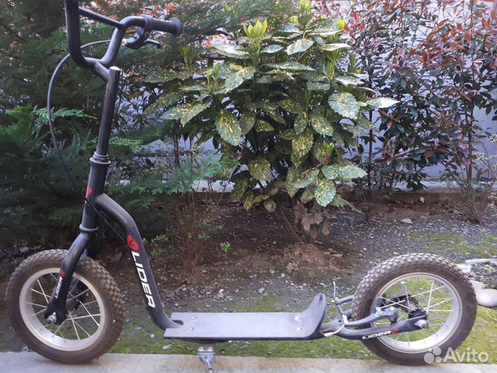 Плетеная кроватка-качалка и самокаты