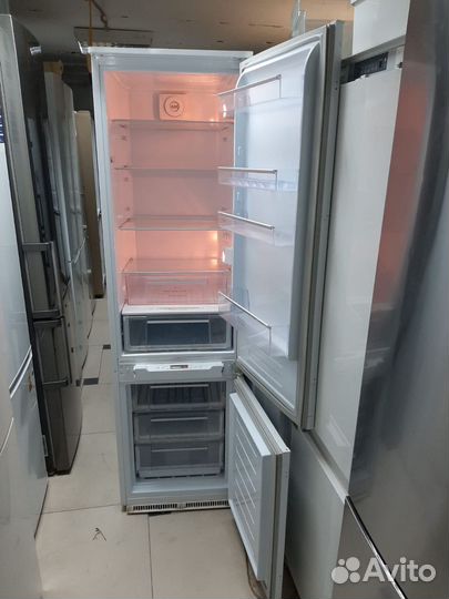 Встраиваемый холодильник Hotpoint Ariston