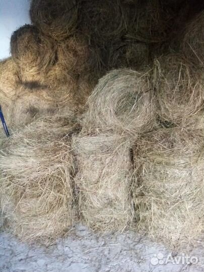 Сено в рулонах и мешках
