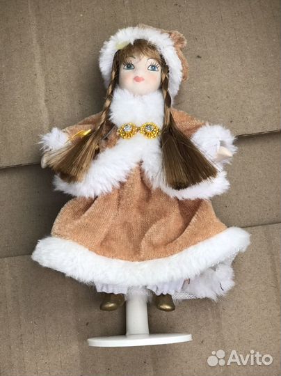 Фарфоровая кукла