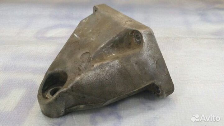 Кронштейн двигателя правый Toyota Mark2 1992-1996