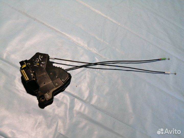 Замок двери передний левый Toyota Allion 240 1AZ