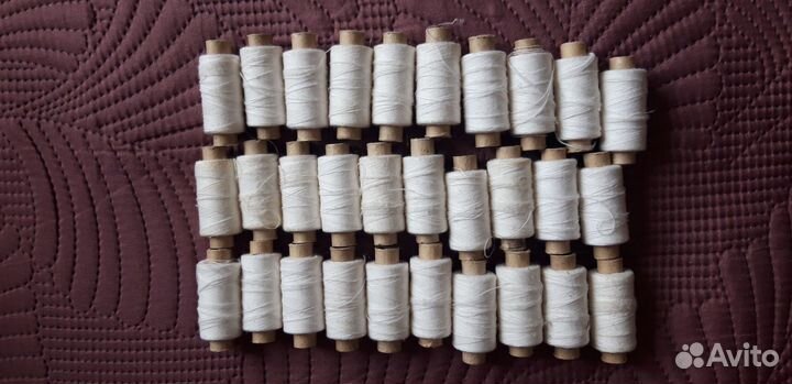 Нитки швейные белые и цветные