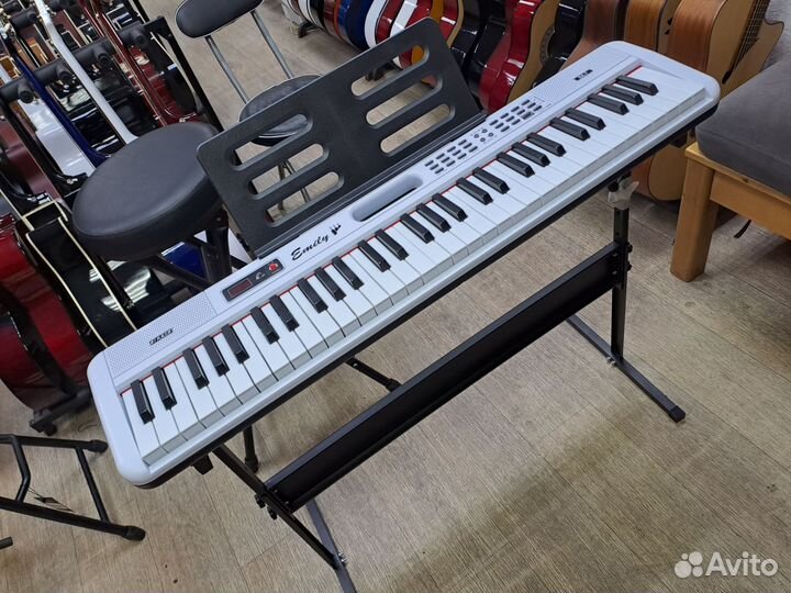 Синтезатор белый со стойкой