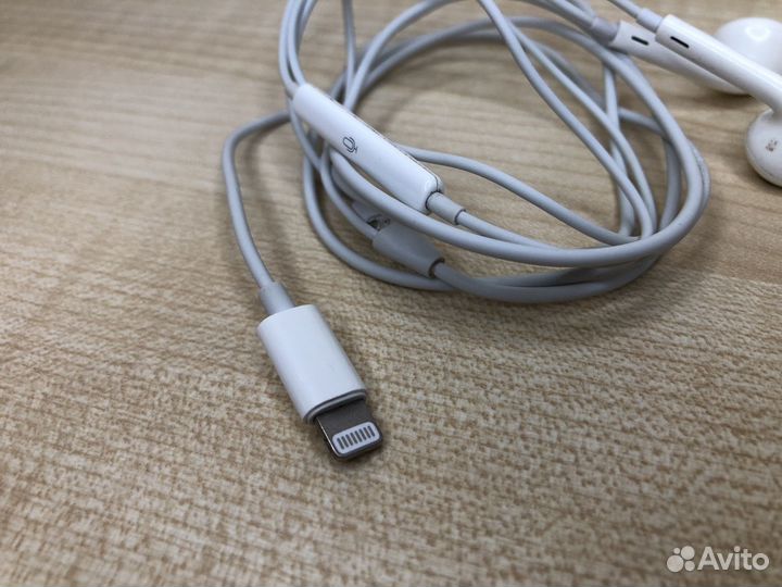 Наушники Apple EarPods Lightning