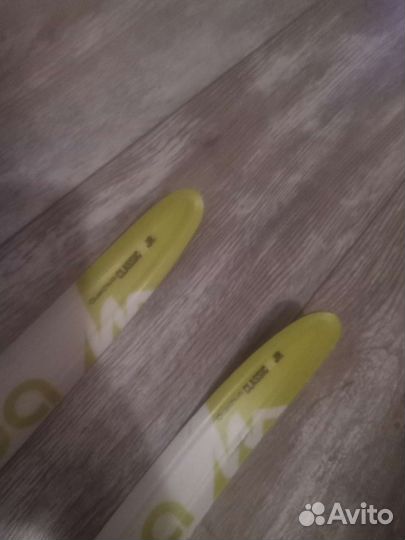 Лыжи с ботинками и палками