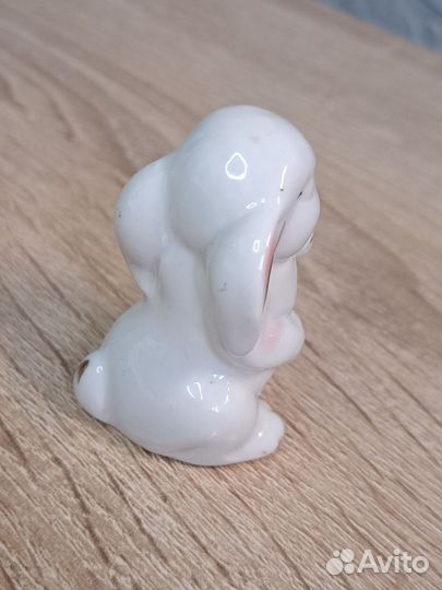 Фигурка из фарфора