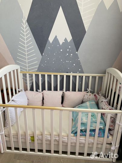 Детская кроватка с маятником и ящиком