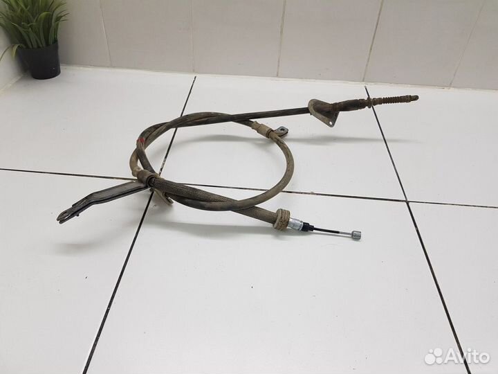 Трос стояночного тормоза левый (Kia Ceed III)