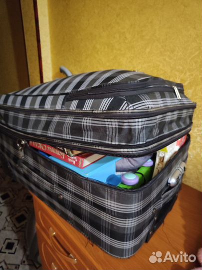 Чемодан с игрушками и вещами