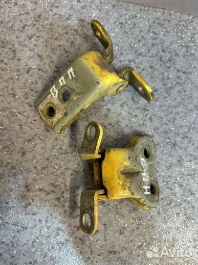 Петли дверей передние правые Lifan Smily 320 1.3