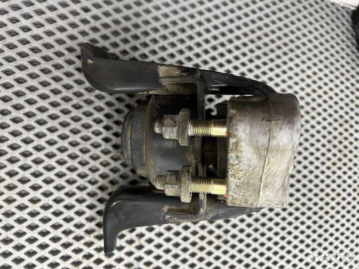 Подушка двигателя правая Pontiac Vibe 2002-2007