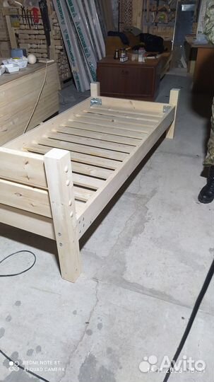 Кровать из массива дерева