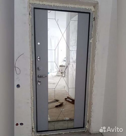 Дверь входная металлическая с зеркалом