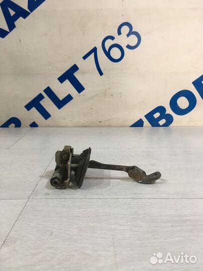 Ограничитель двери зад прав renault duster 2.0 4wd