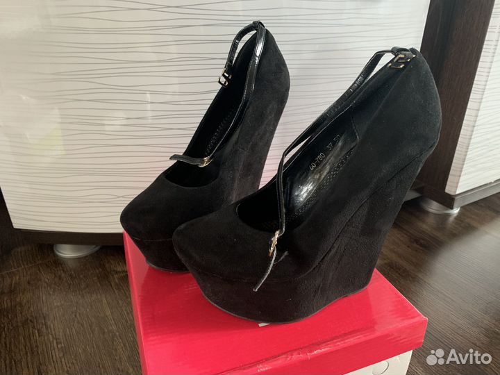 Роскошные замшевые туфли на танкетке, как новые