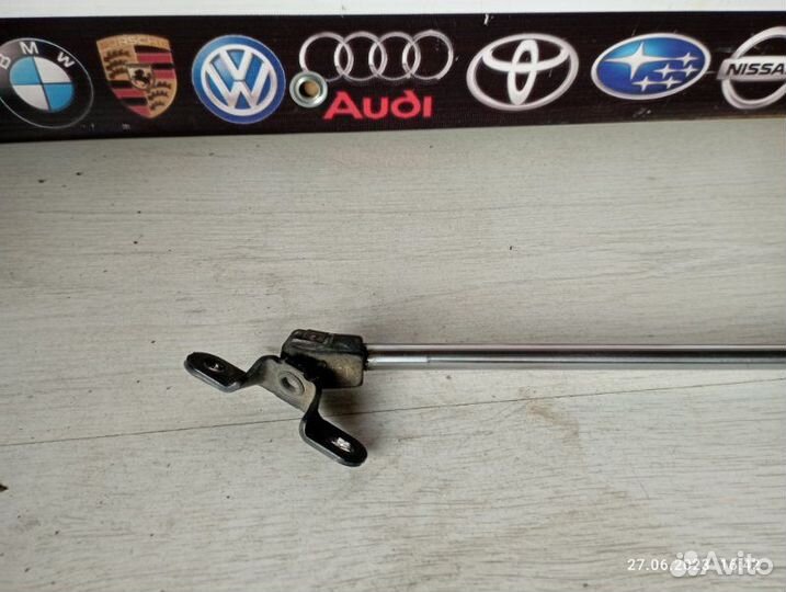 Амортизатор двери багажника задний правый Lexus